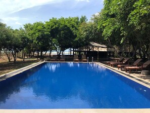 Utendørsbasseng, bassengparasoller og solsenger