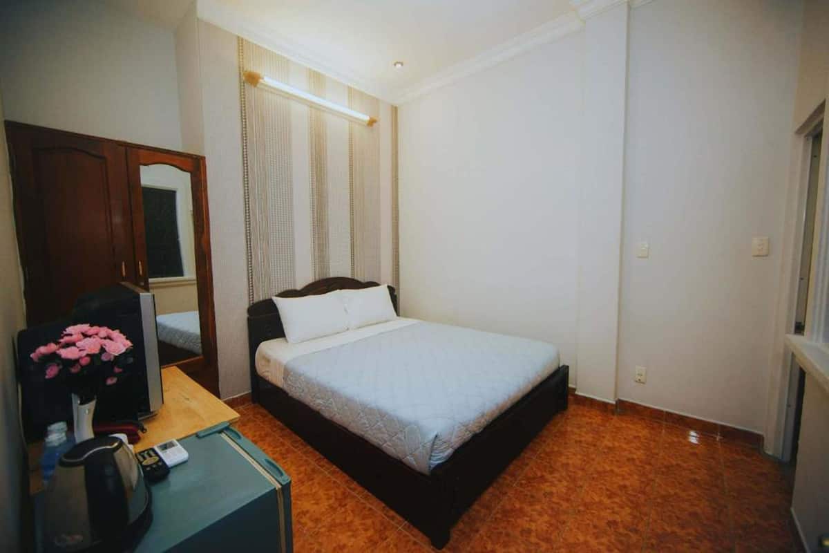 Standaard kamer, 1 tweepersoonsbed | Een minibar, een kluis op de kamer, een bureau, gratis wifi