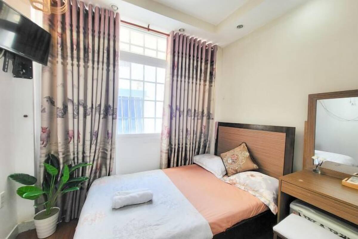 Minibar, két bảo mật tại phòng, bàn