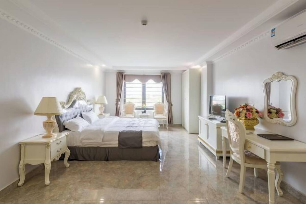 1 bedroom, premium bedding, minibar, in-room safe