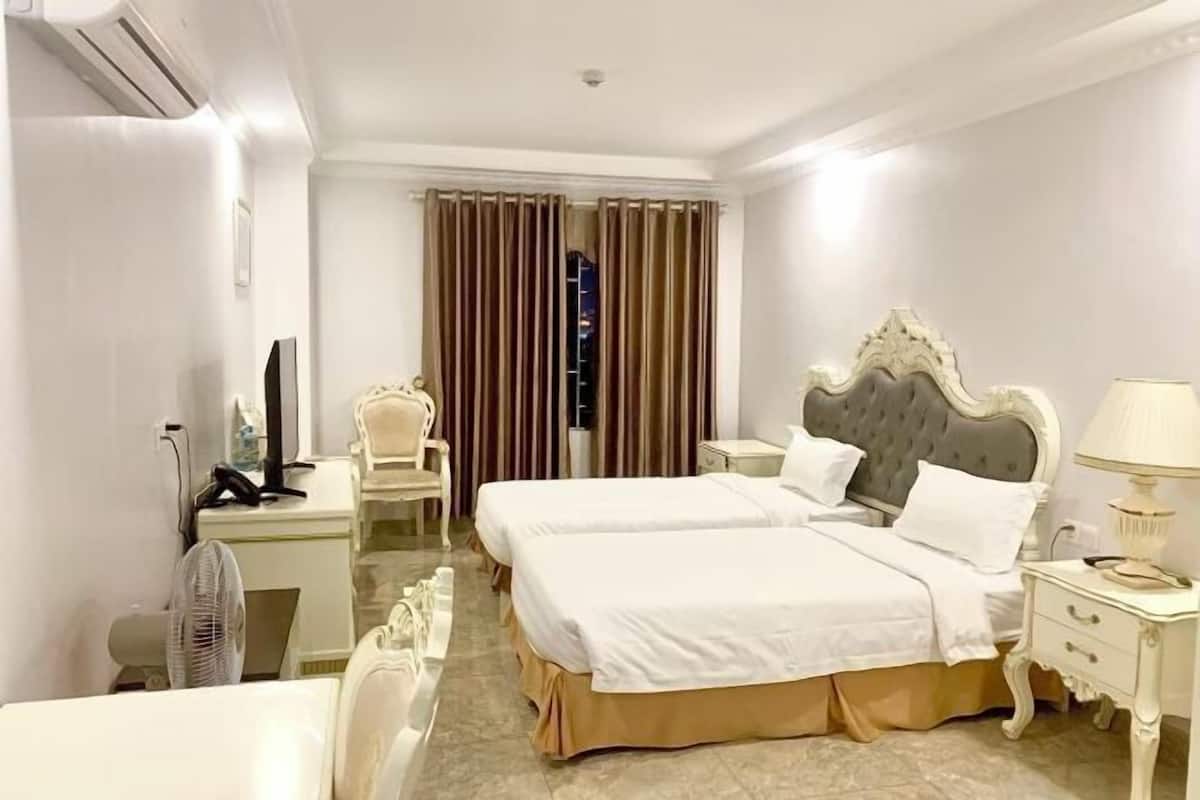 Bộ đồ giường cao cấp, minibar, két bảo mật tại phòng, bàn 