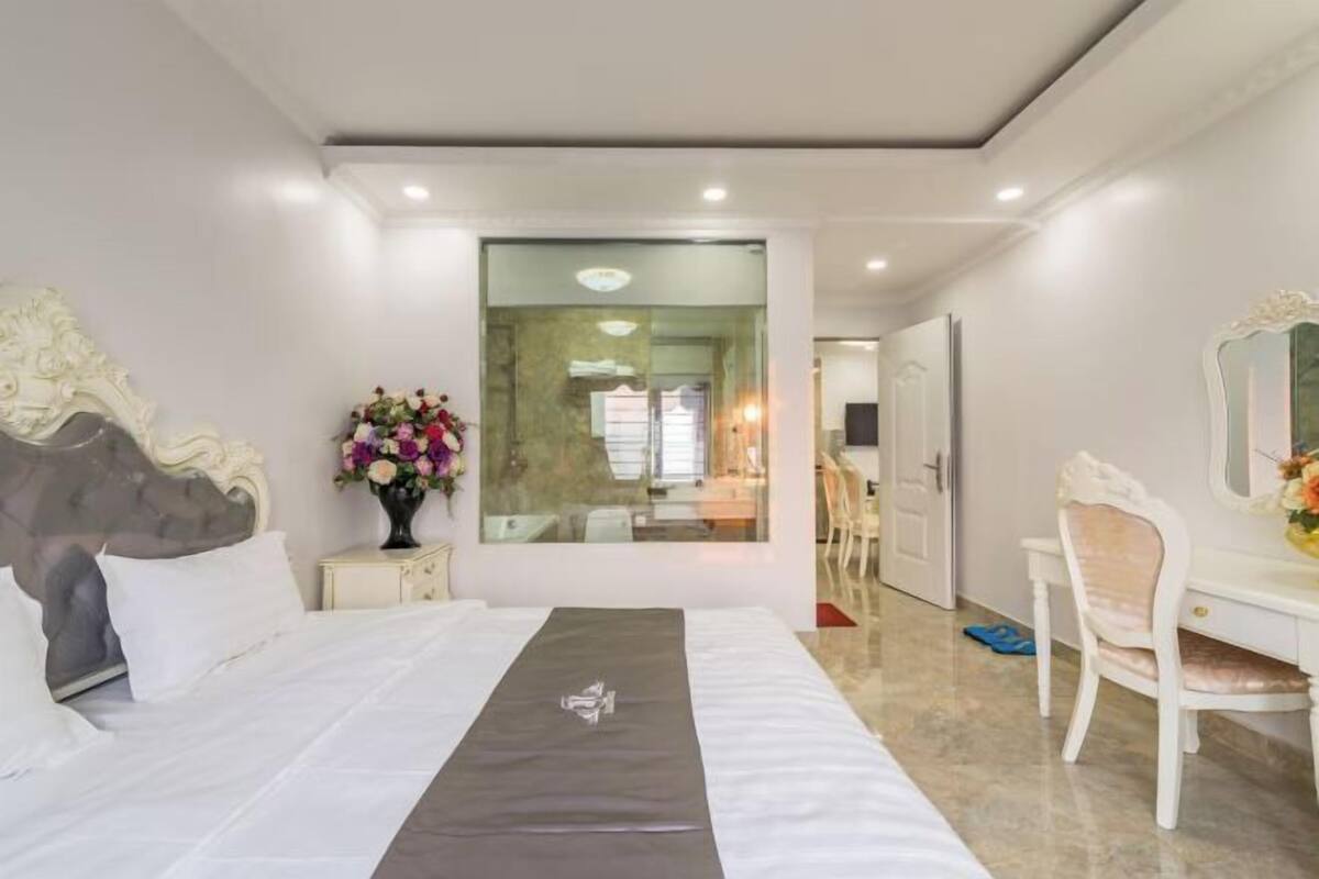 1 bedroom, premium bedding, minibar, in-room safe