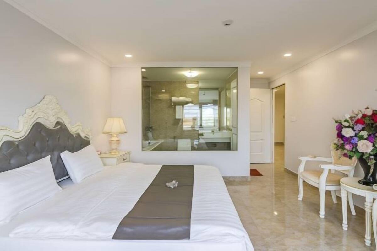 1 bedroom, premium bedding, minibar, in-room safe