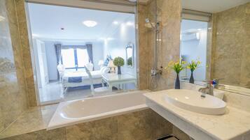 Separate bathtub and shower, hydromassage showerhead