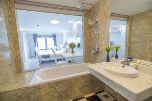 Separat badekar og bruser, brusehoved med hydromassage