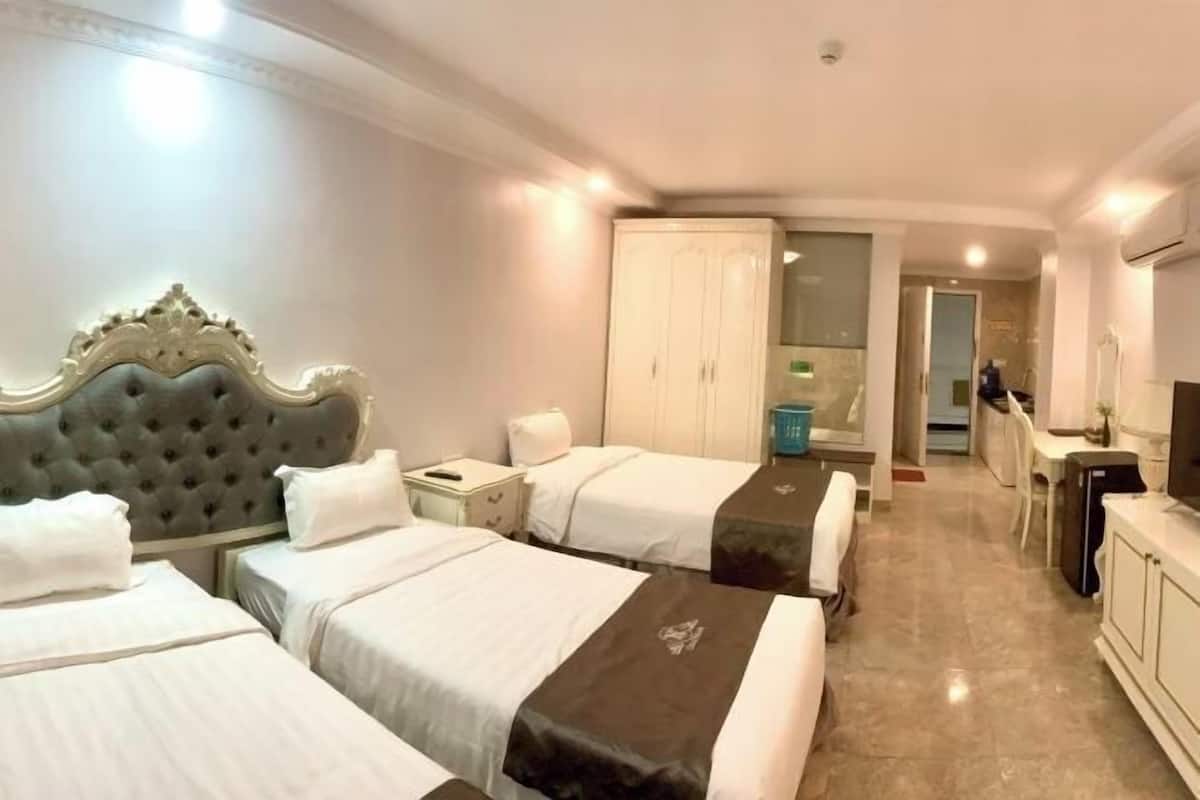 Bộ đồ giường cao cấp, minibar, két bảo mật tại phòng, bàn 