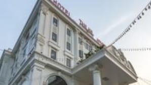 A white building with a sign that reads "HOTEL". - Tan An Palace (Hai Phong)