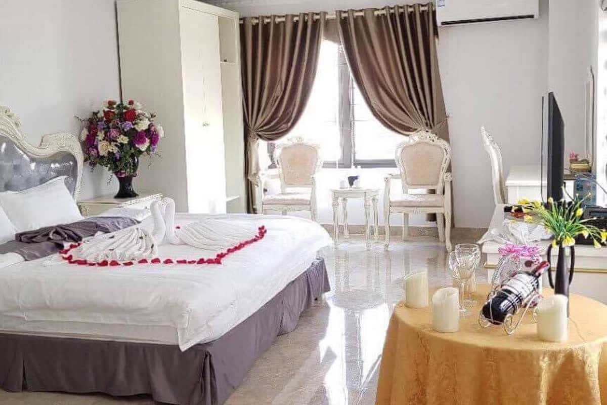 Bộ đồ giường cao cấp, minibar, két bảo mật tại phòng, bàn 