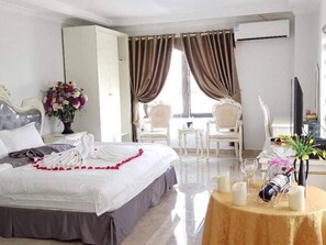 Ropa de cama de alta calidad y minibar 