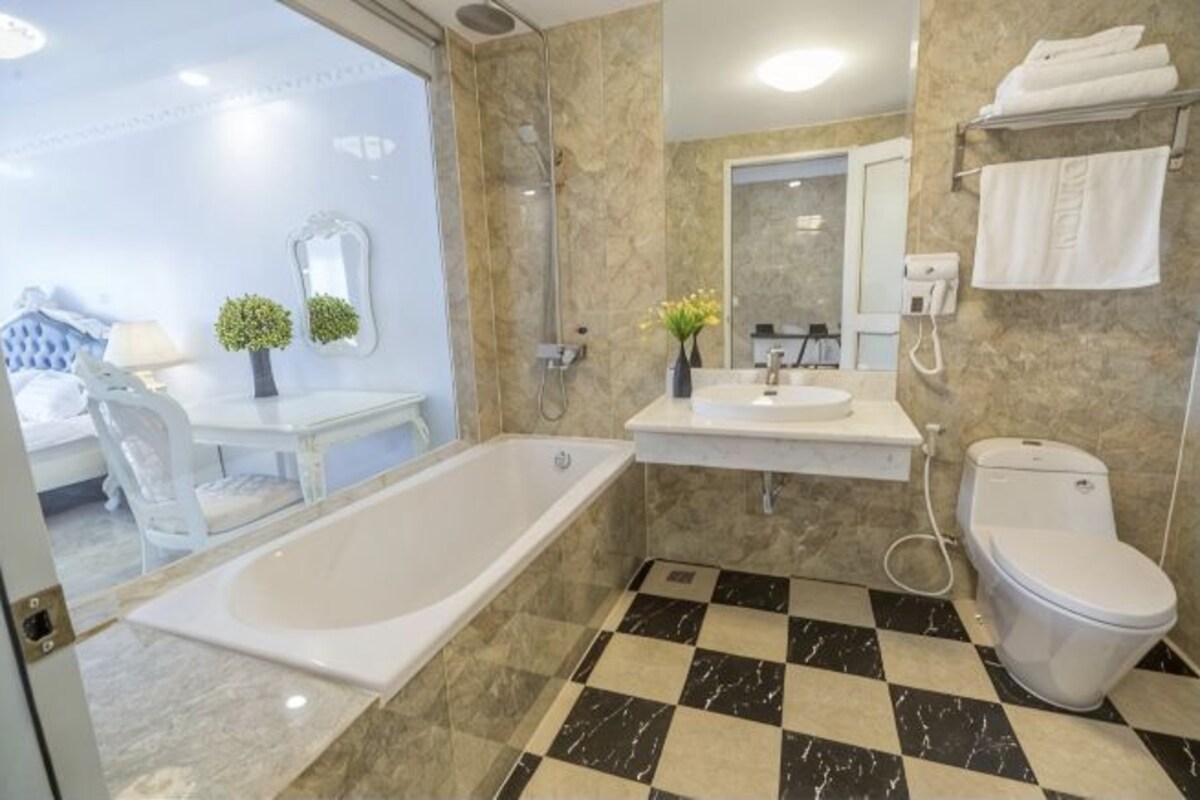 Bathroom | Separate tub and shower, hydromassage showerhead, designer toiletries