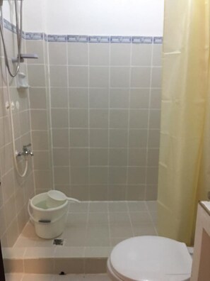 Shower, free toiletries, towels - AV Seven Resort (Boracay Island)
