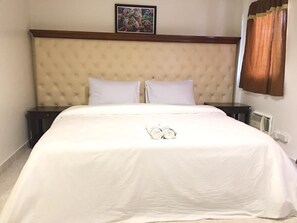 Kamer (Matrimonial) | Een kluis op de kamer, een bureau, een strijkplank/strijkijzer