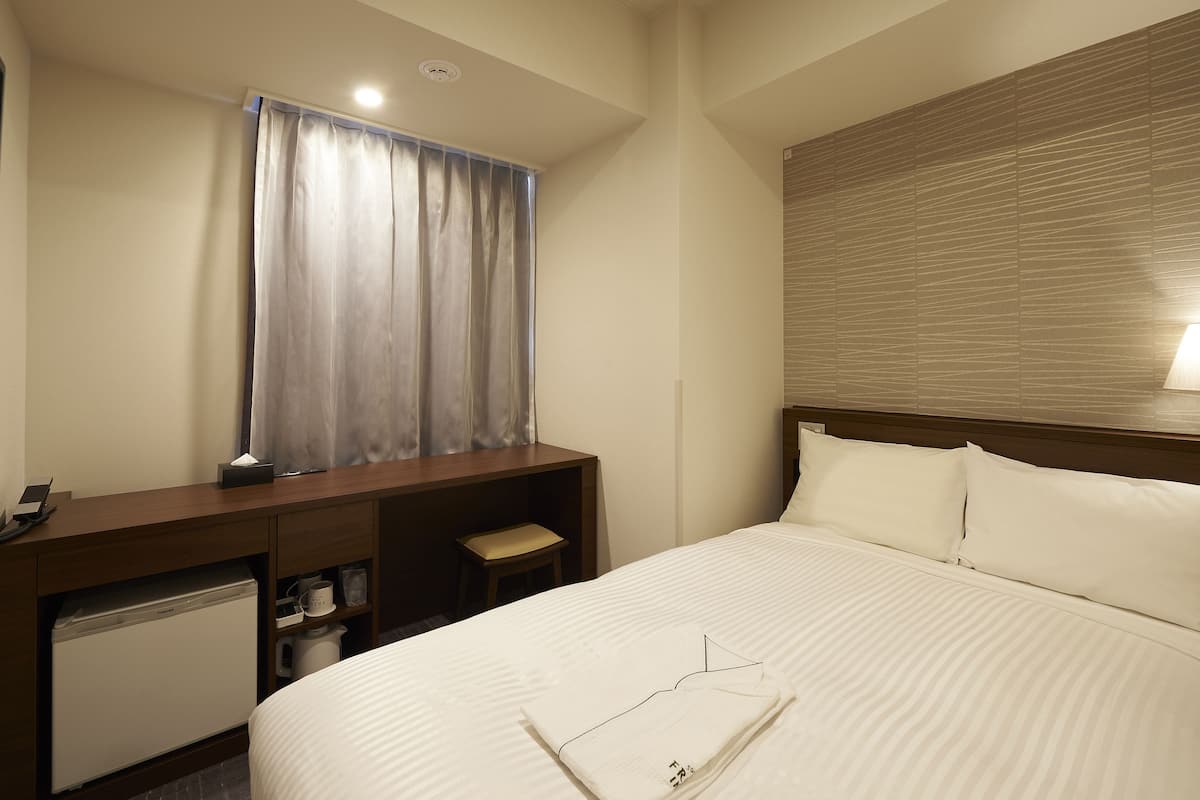 Room (Semi Double) | Meja, langsir/tirai gelap terus, Wi-fi percuma, cadar katil