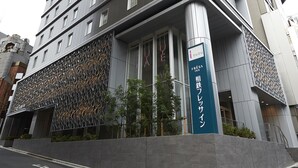 A tall, modern hotel with a distinctive facade and a prominent signage for the 'Suzuki Fresa Inn'. - Sotetsu Fresa Inn Tokyo Roppongi (Tokyo)