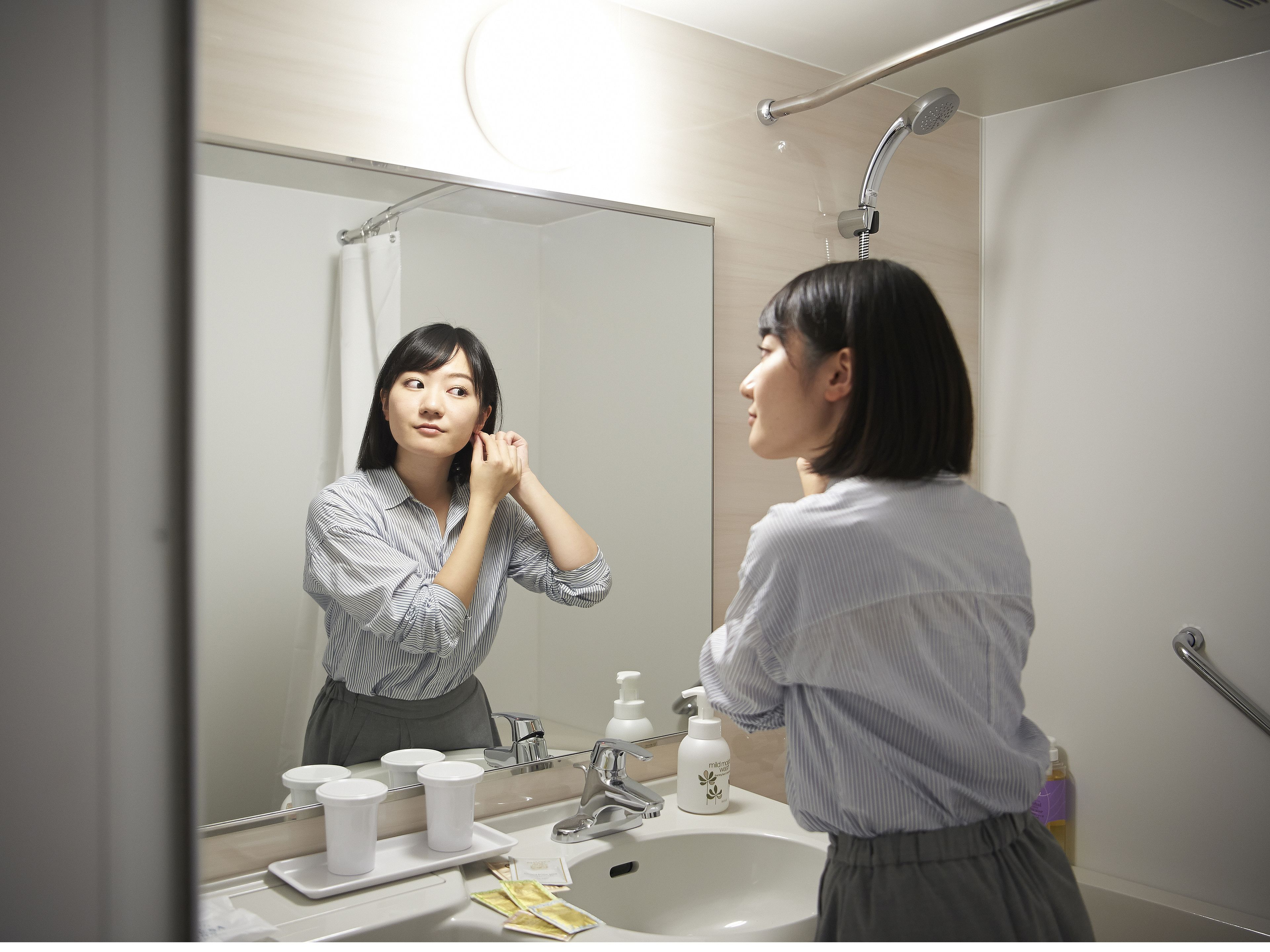 combined shower/bathtub, free toiletries, hair dryer, slippers