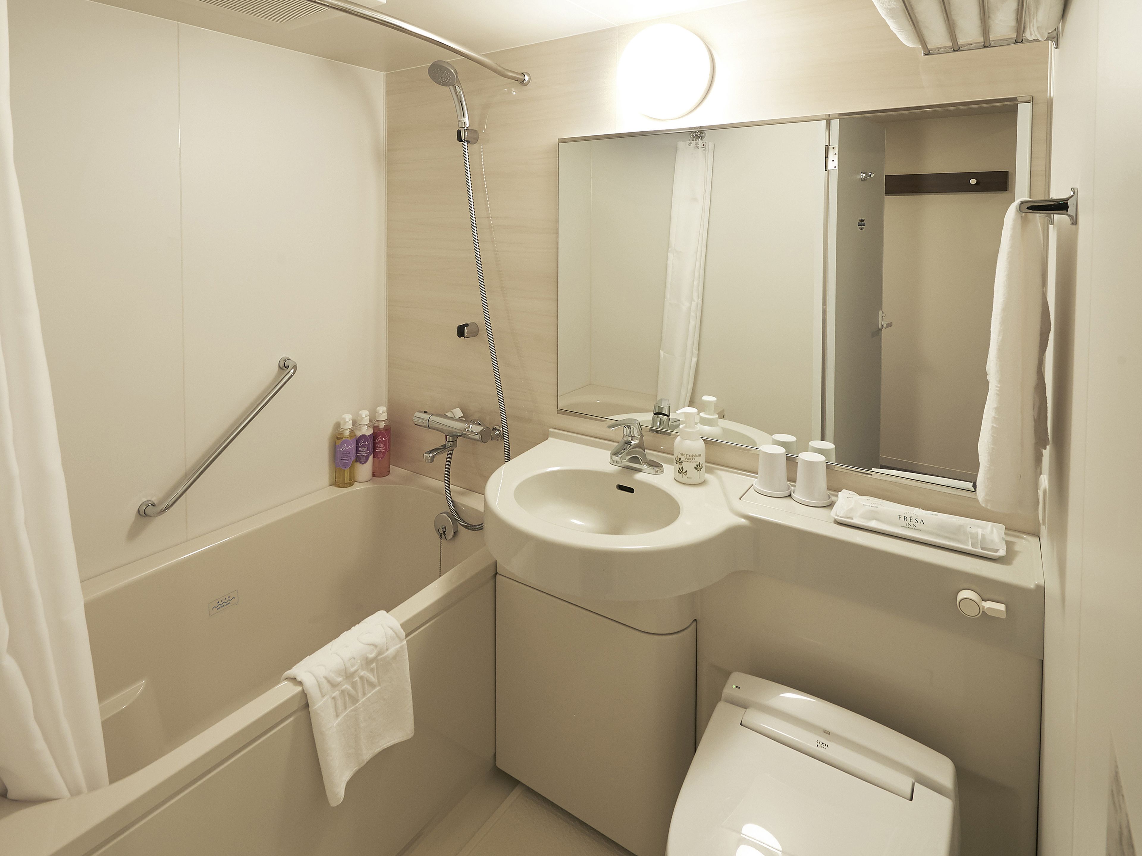 relax twin room | bathroom | combined shower/bathtub, free toiletries, hair dryer, slippers