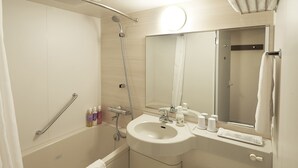 A modern bathroom with a bathtub, shower, sink, and toilet. - Sotetsu Fresa Inn Tokyo Roppongi (Tokyo)