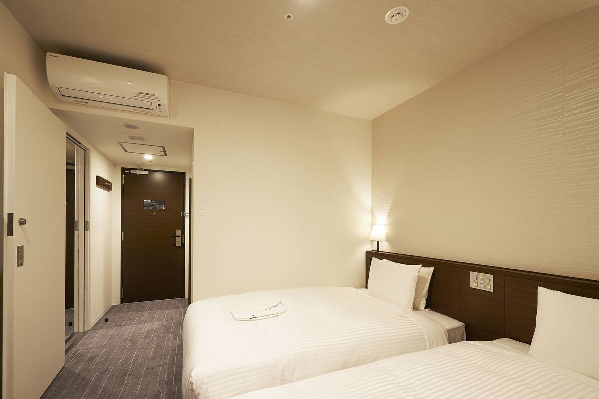 Room, Connecting Rooms