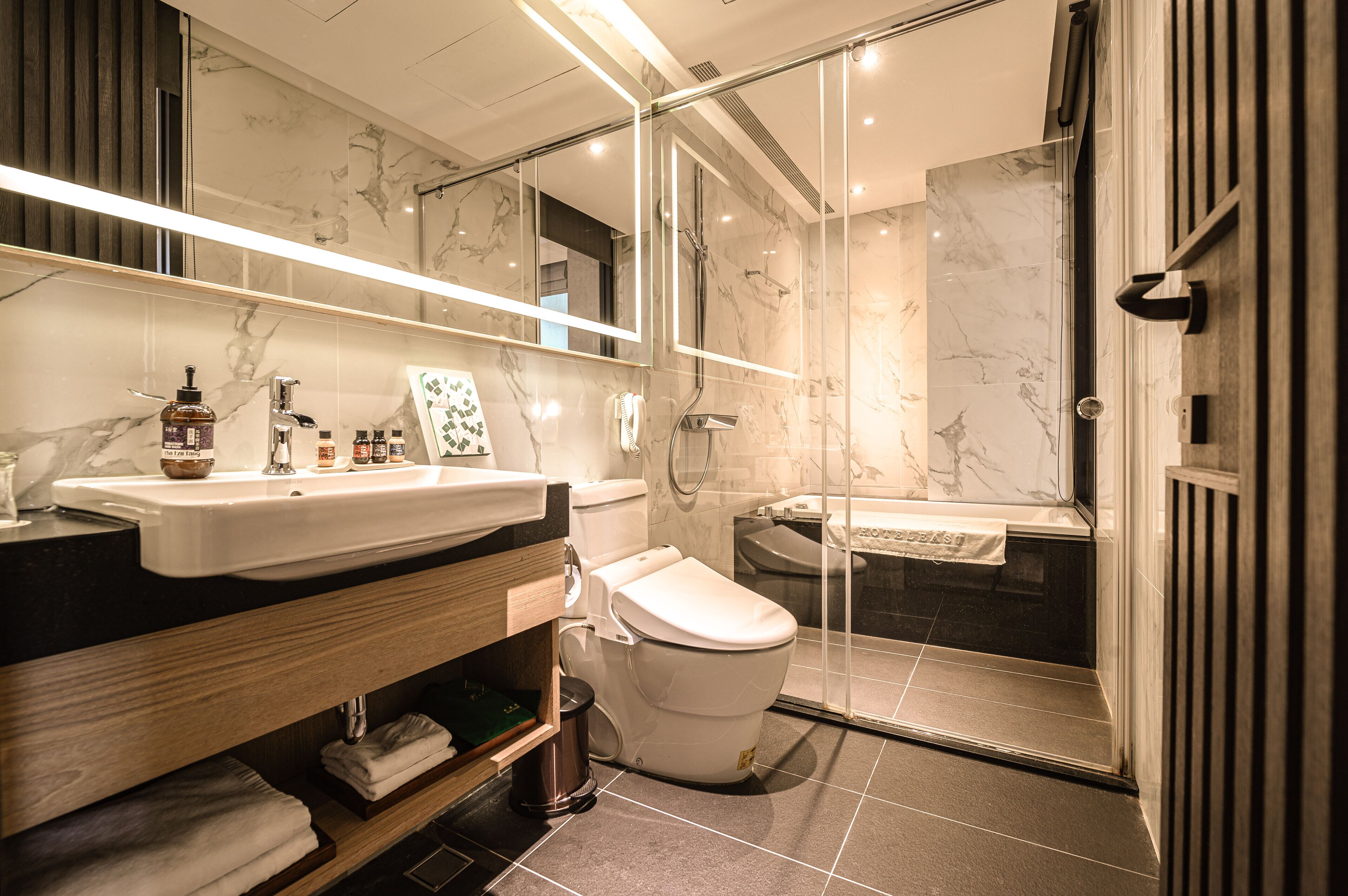 deluxe double or twin room, 1 bedroom, bathtub | bathroom | separate bathtub and shower, deep-soaking bathtub