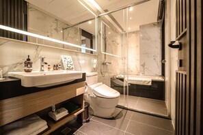Deluxe Double or Twin Room, 1 Bedroom, Bathtub | Bathroom | Separate tub and shower, deep soaking tub, hydromassage showerhead - Hotel East Taipei (Taipei)
