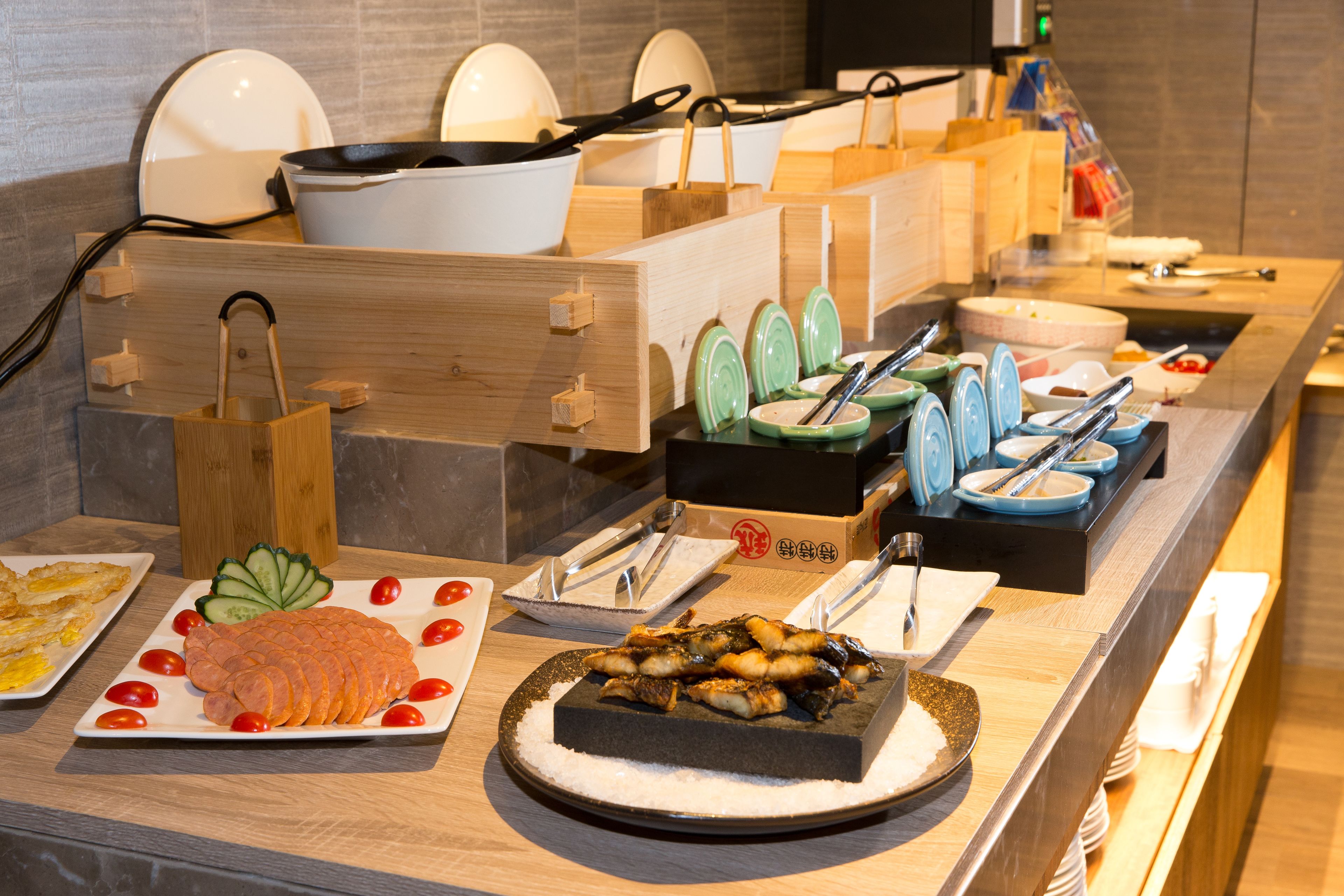 Una mesa de buffet con diferentes platos y cubiertos.