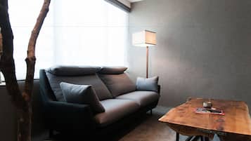 Suite Eksekutif, bathtub | Area keluarga | Televisi layar datar 50-inci dengan saluran TV digital dan TV
