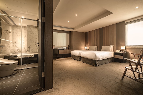 1 bedroom, premium bedding, down duvets, free minibar