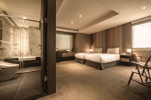 A modern hotel room with a large bed, a separate bathroom with a glass shower enclosure, a desk, and a chair. - Hotel East Taipei (Taipei)
