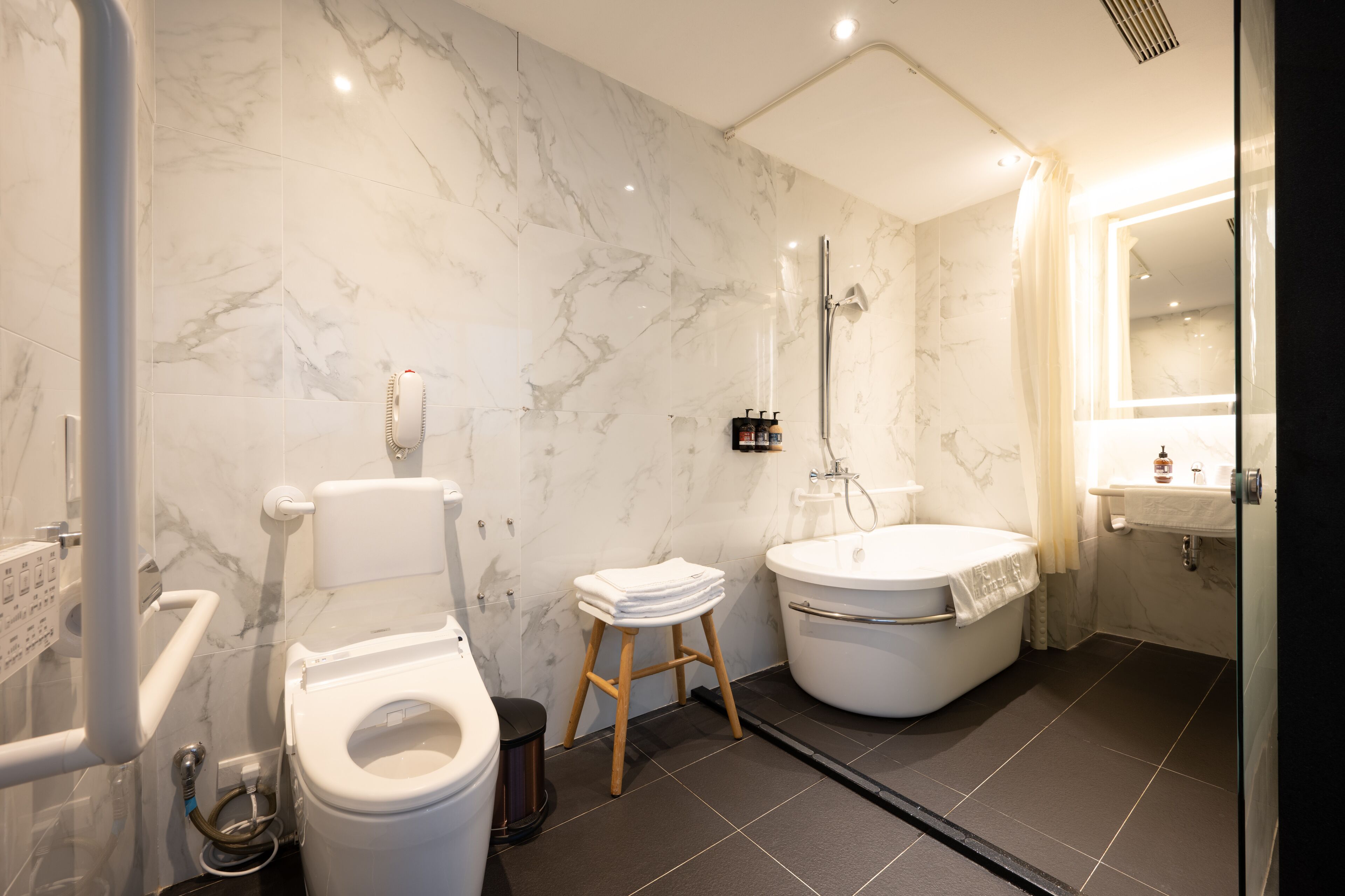 Un baño moderno con inodoro, bidé y bañera.
