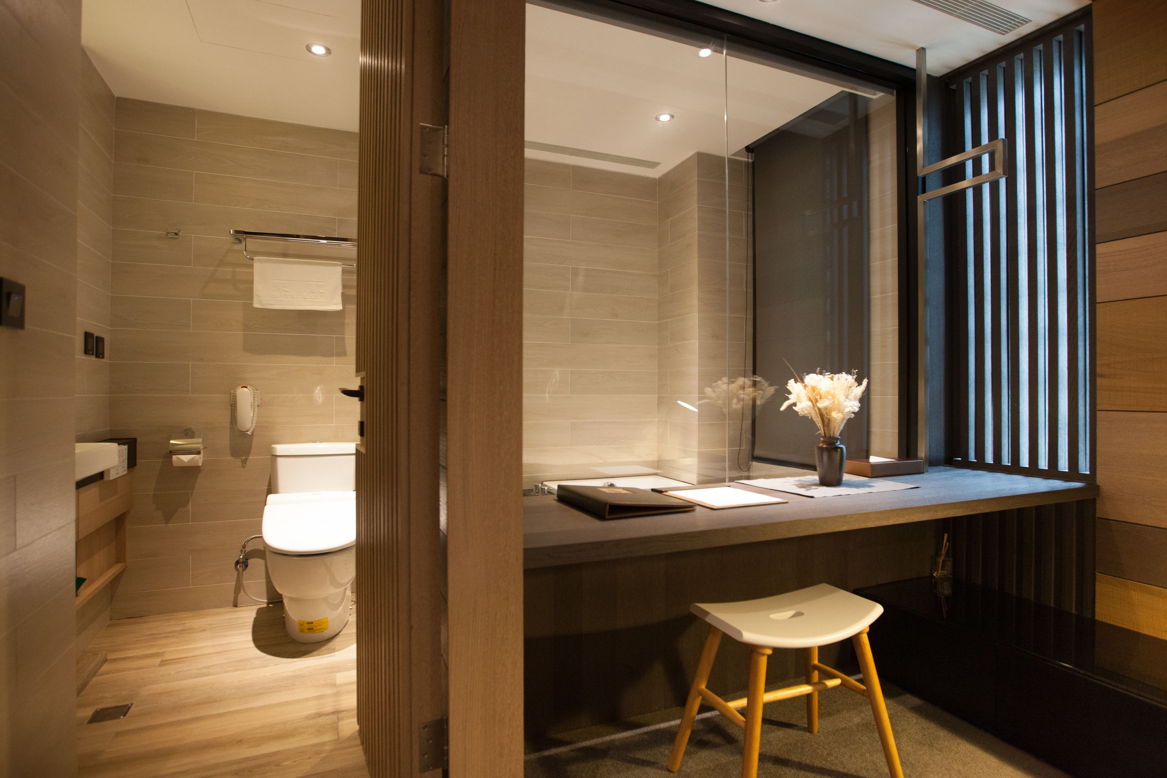 standard double room, 1 queen bed, bathtub | bathroom | separate bathtub and shower, deep-soaking bathtub