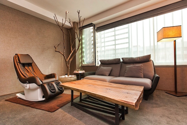 Executive Suite, Bathtub | Living area | 50-inch flat-screen TV with digital channels, TV - Hotel East Taipei (Taipei)