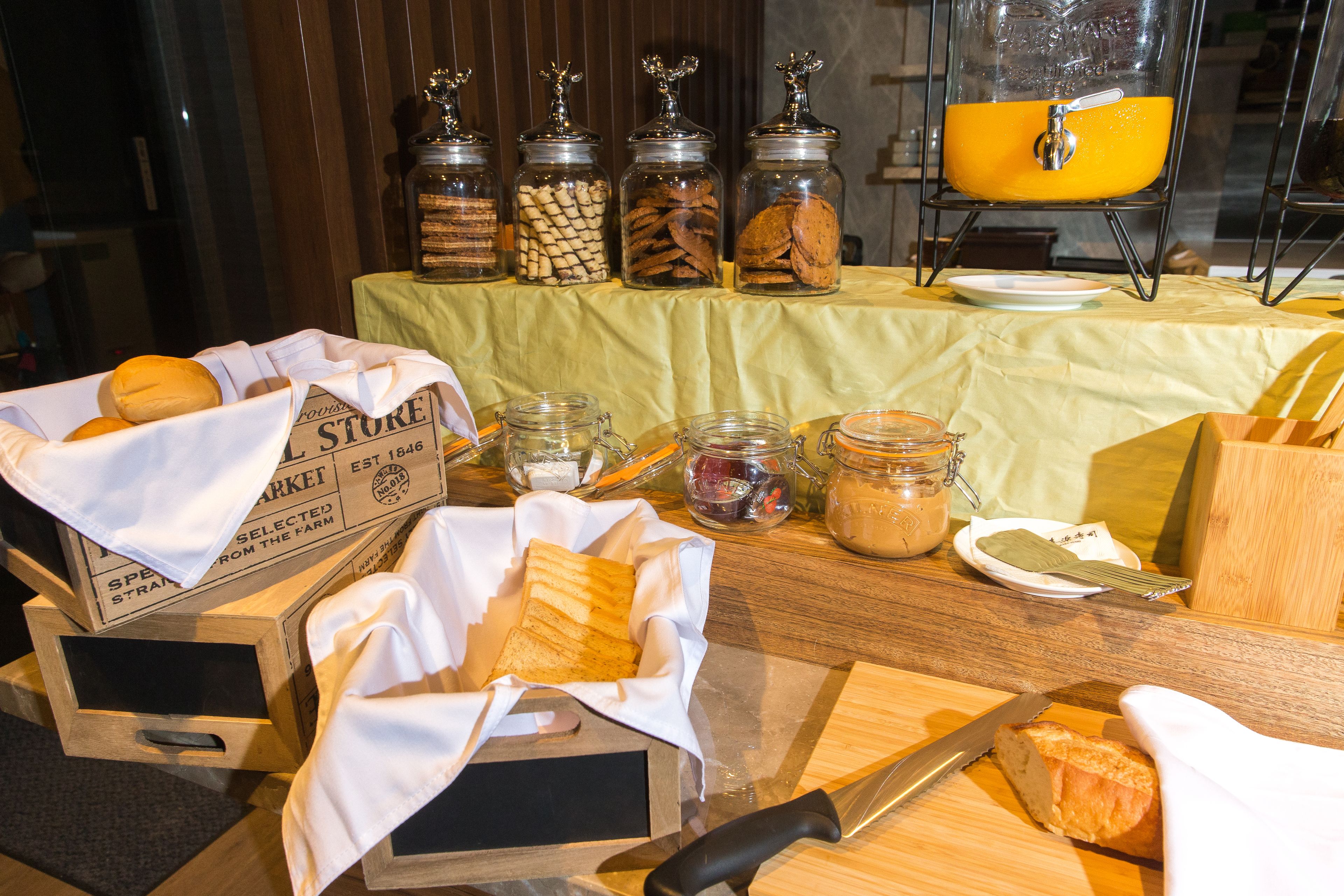 free daily full breakfast