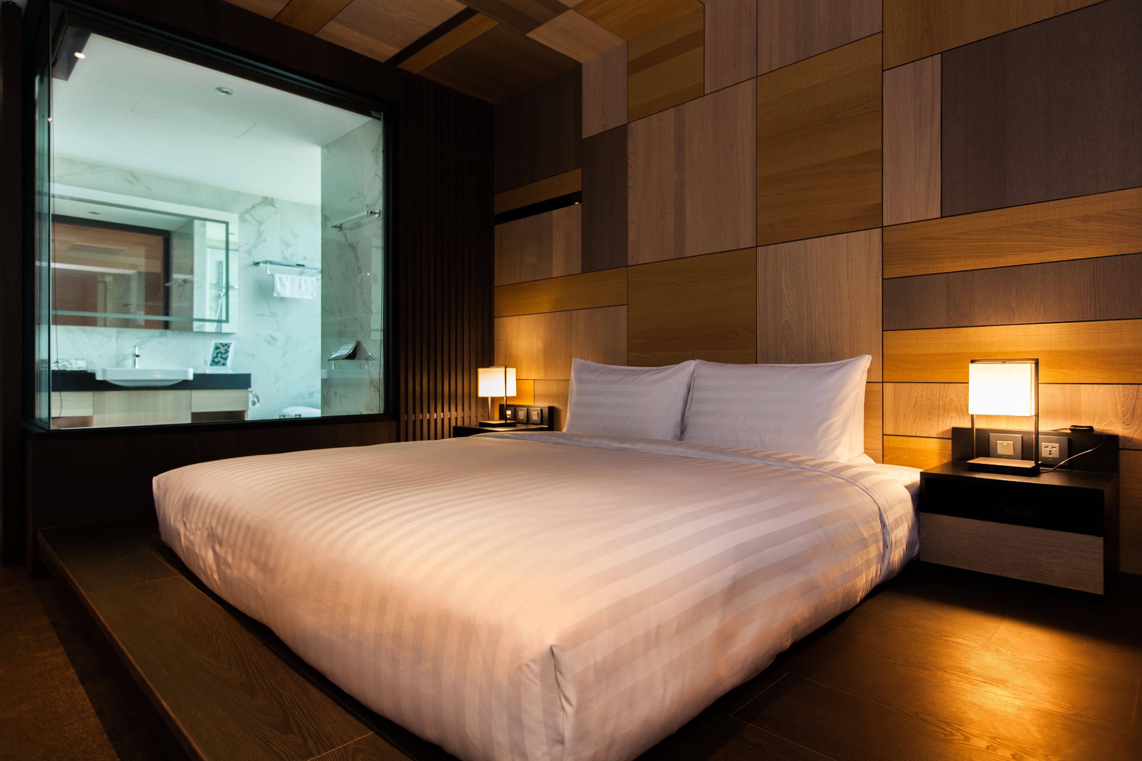 Executive Suite, Bathtub