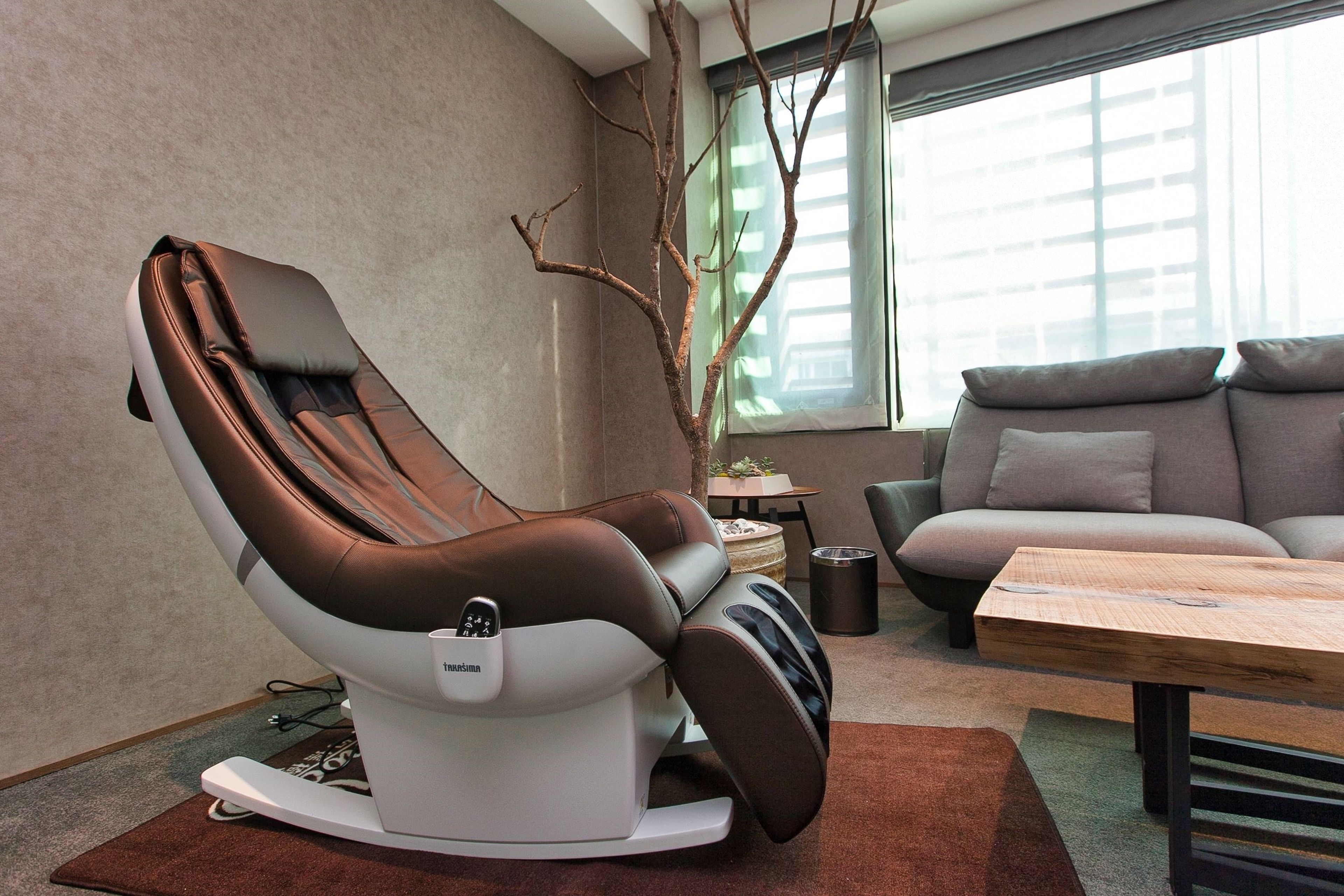 executive suite, bathtub | living area | 50-inch flat-screen tv with digital channels, tv