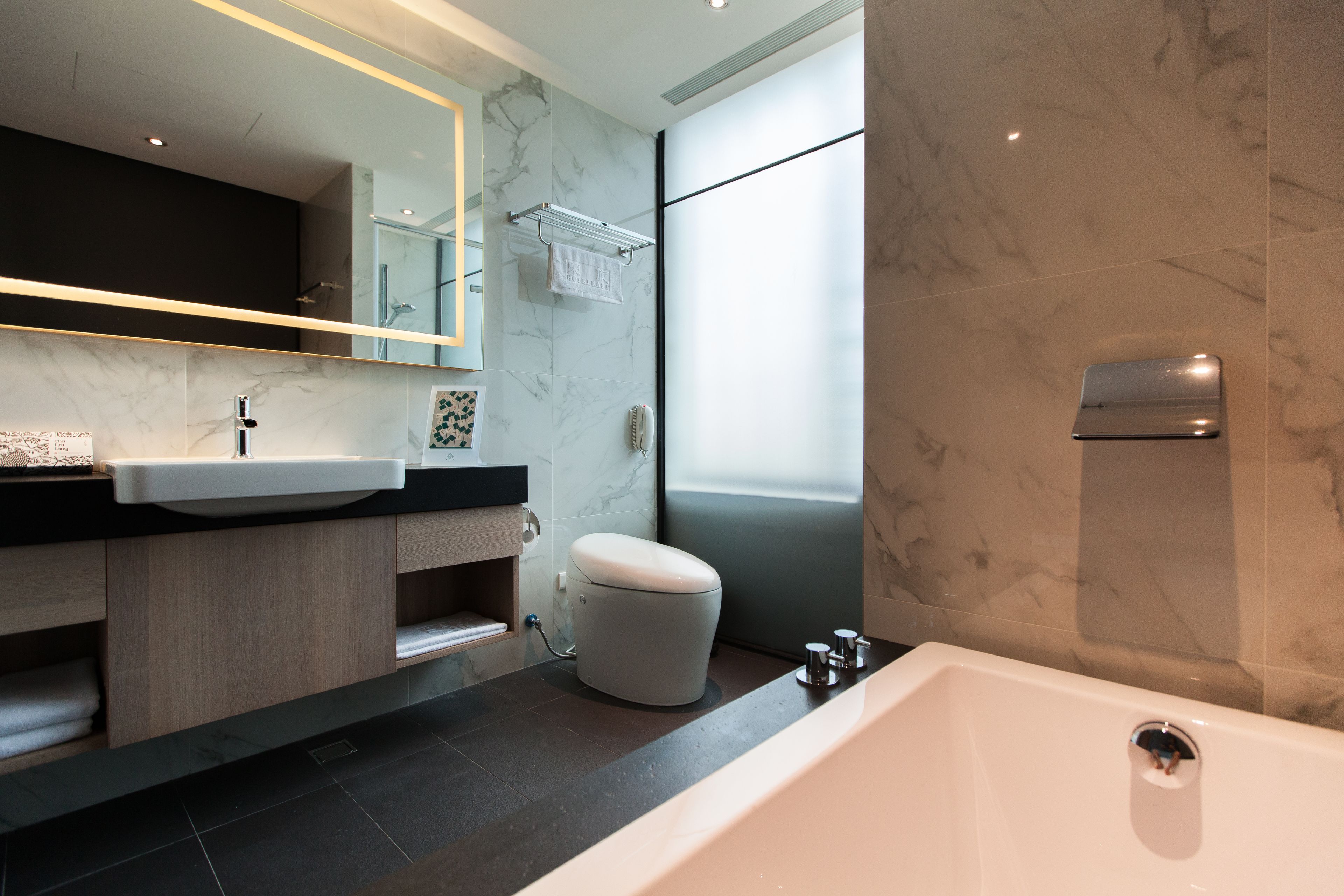 Executive Suite, Bathtub | Bathroom | Separate tub and shower, deep soaking tub, hydromassage showerhead