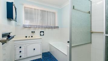 Rumah Keluarga, 2 kamar tidur | Kamar mandi | Bathtub dan shower terpisah, perlengkapan mandi gratis, dan handuk