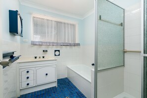 Rumah Keluarga, 2 kamar tidur | Kamar mandi | Bathtub dan shower terpisah, perlengkapan mandi gratis,  dan handuk