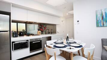 Northcote Hill, 2-Bedroom Apartment, City View  | Private kitchen | Full-sized fridge, microwave, oven, stovetop