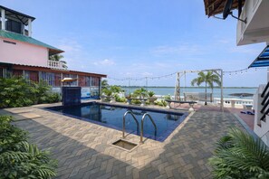 Outdoor pool - Dinuda Lagoon Resort (Kudawa)