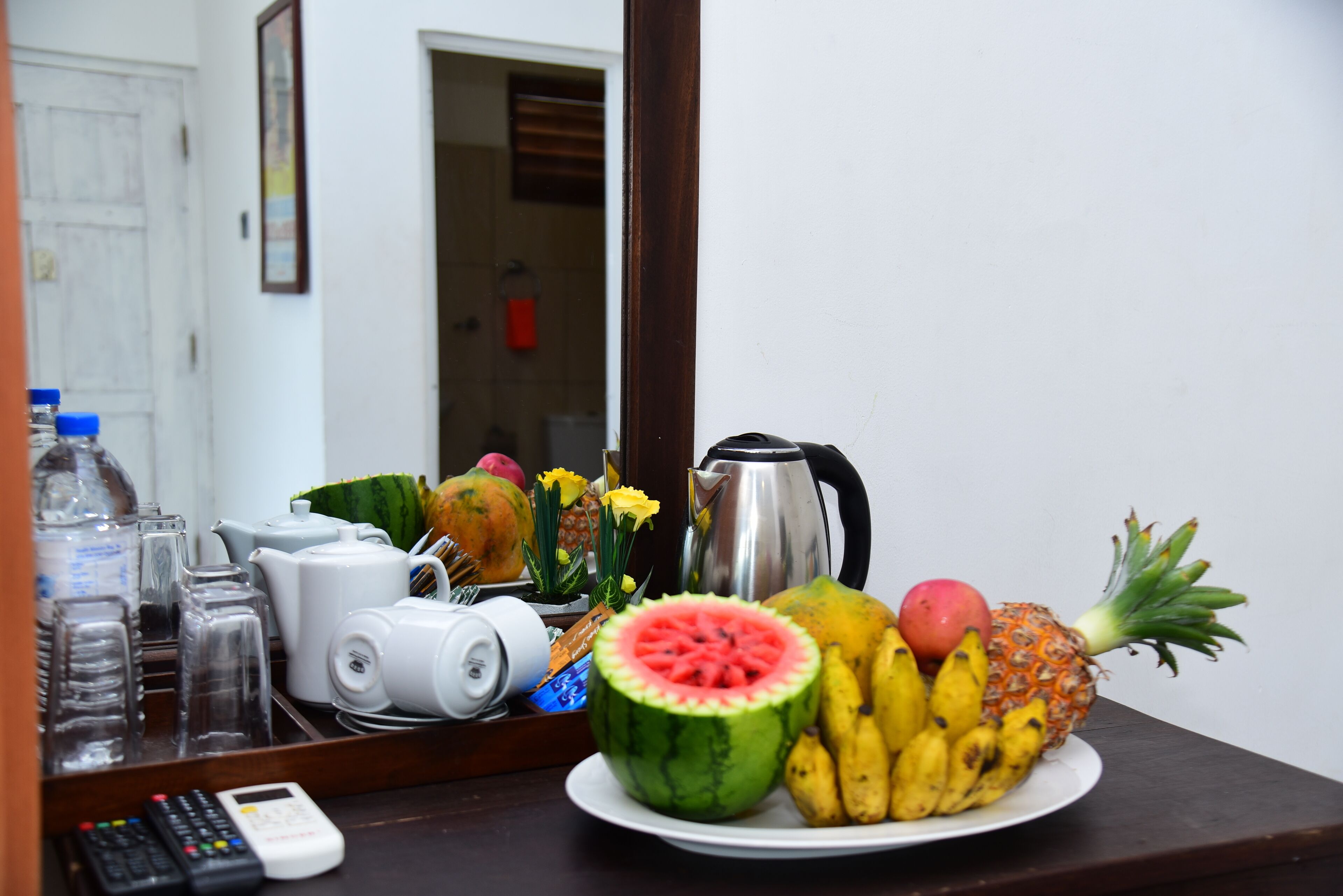 Schreibtisch, laptopgeeigneter Arbeitsplatz, Bügeleisen/Bügelbrett