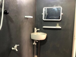 Eenvoudige eenpersoonskamer | Badkamer | Een douche, een regendouche, gratis toiletartikelen, een bidet