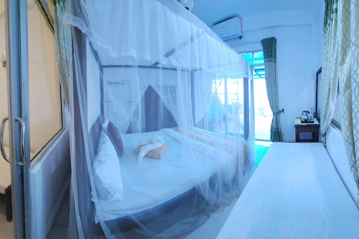 Superior-Zimmer | Schreibtisch, laptopgeeigneter Arbeitsplatz, Bügeleisen/Bügelbrett