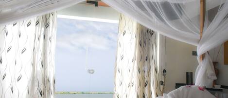 Deluxe Double Room, Lagoon & Sea View | Tabla de planchar con plancha, wifi gratis, ropa de cama