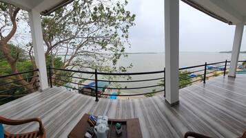 Habitación cuádruple superior, vista al mar | Servicio a la habitación