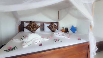 Uma cama com dossel, almofadas com padrões geométricos e uma pequena tigela de frutas.