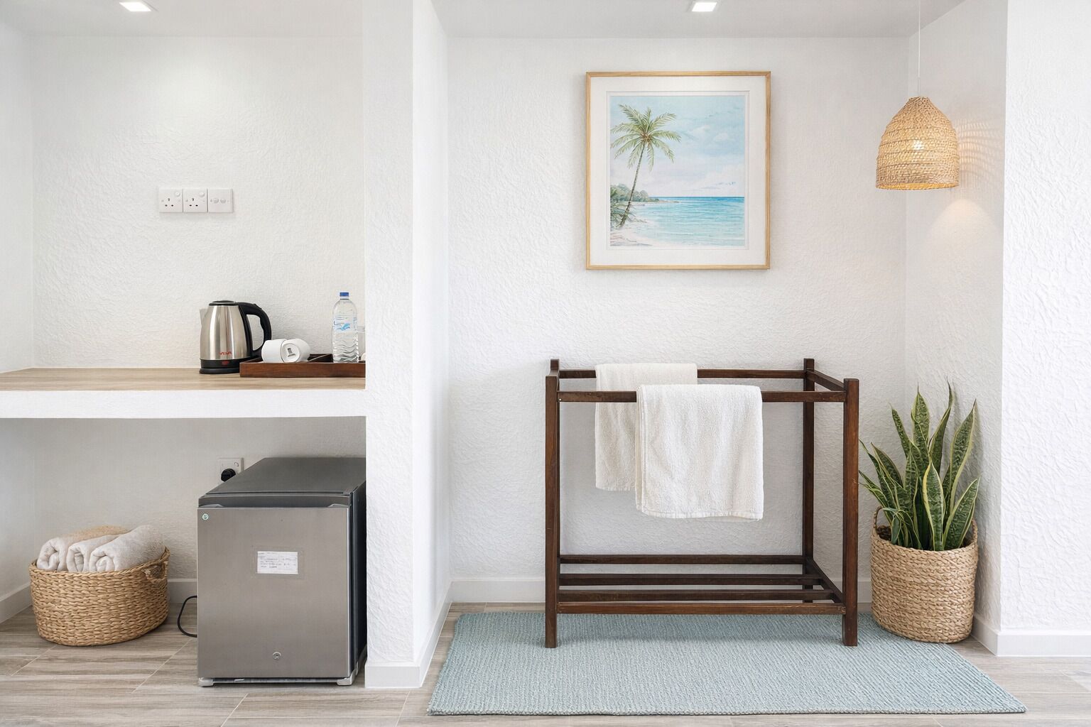 เครื่องนอนระดับพรีเมียม, เตียงพร้อมฟูกเสริมที่นอน, โต๊ะทำงาน