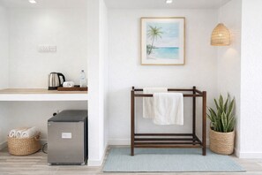 Premium bedding, pillowtop beds, desk, laptop workspace - Dinuda Lagoon Resort (Kudawa)