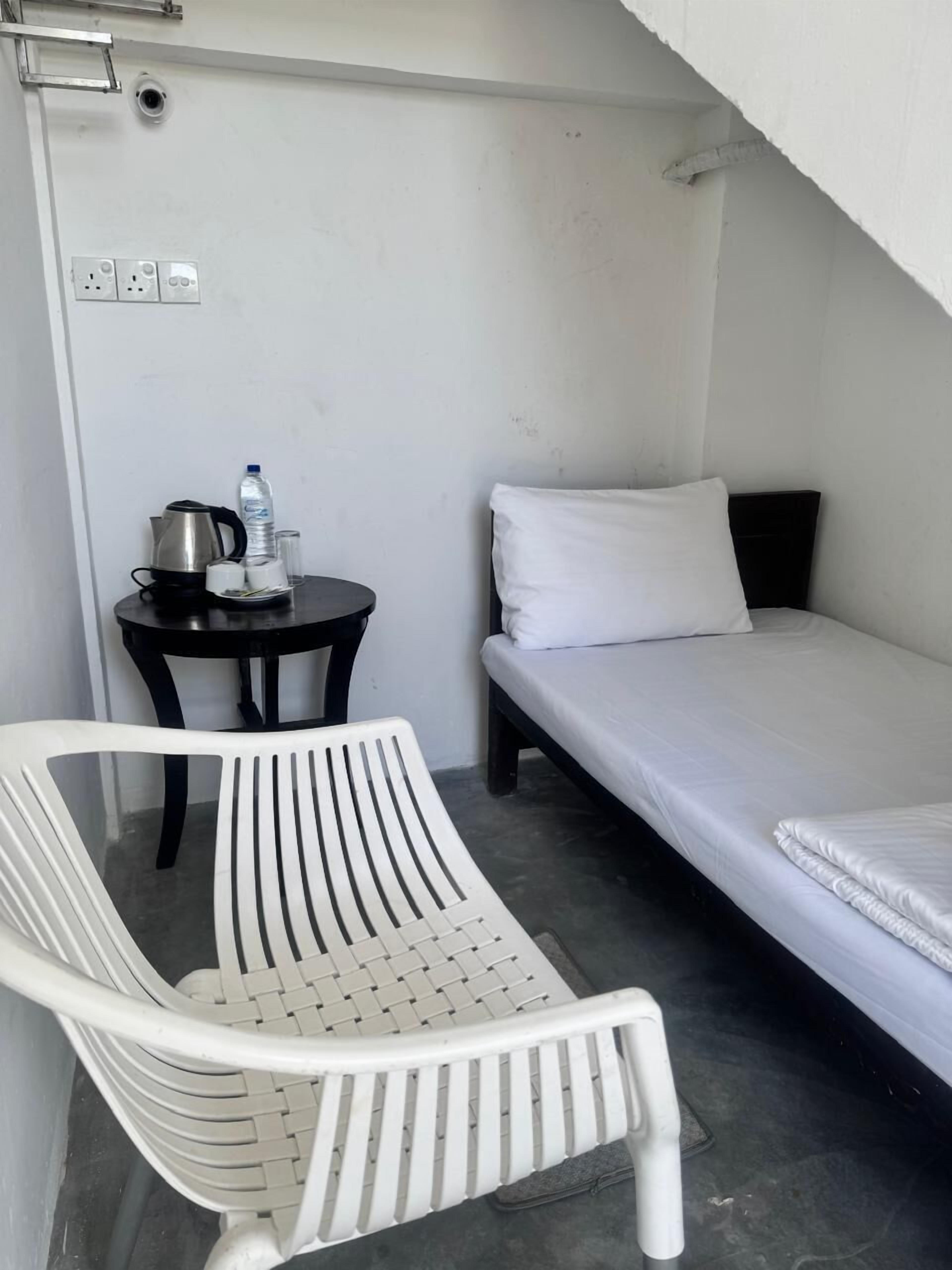Ropa de cama de alta calidad, colchones con pillow-top y escritorio 