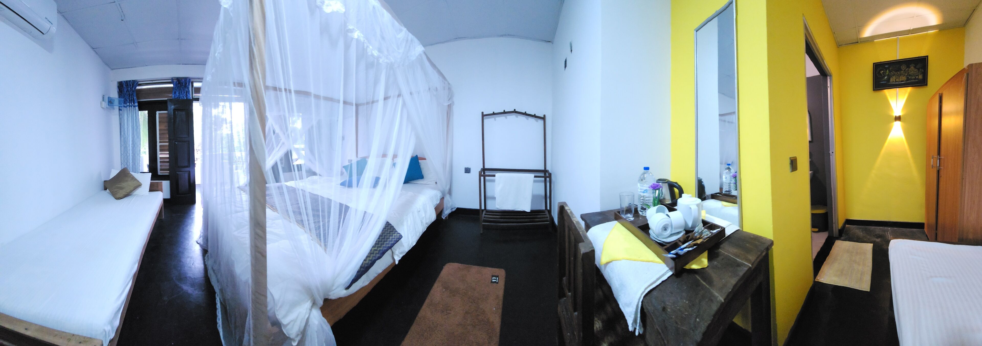 Schreibtisch, laptopgeeigneter Arbeitsplatz, Bügeleisen/Bügelbrett