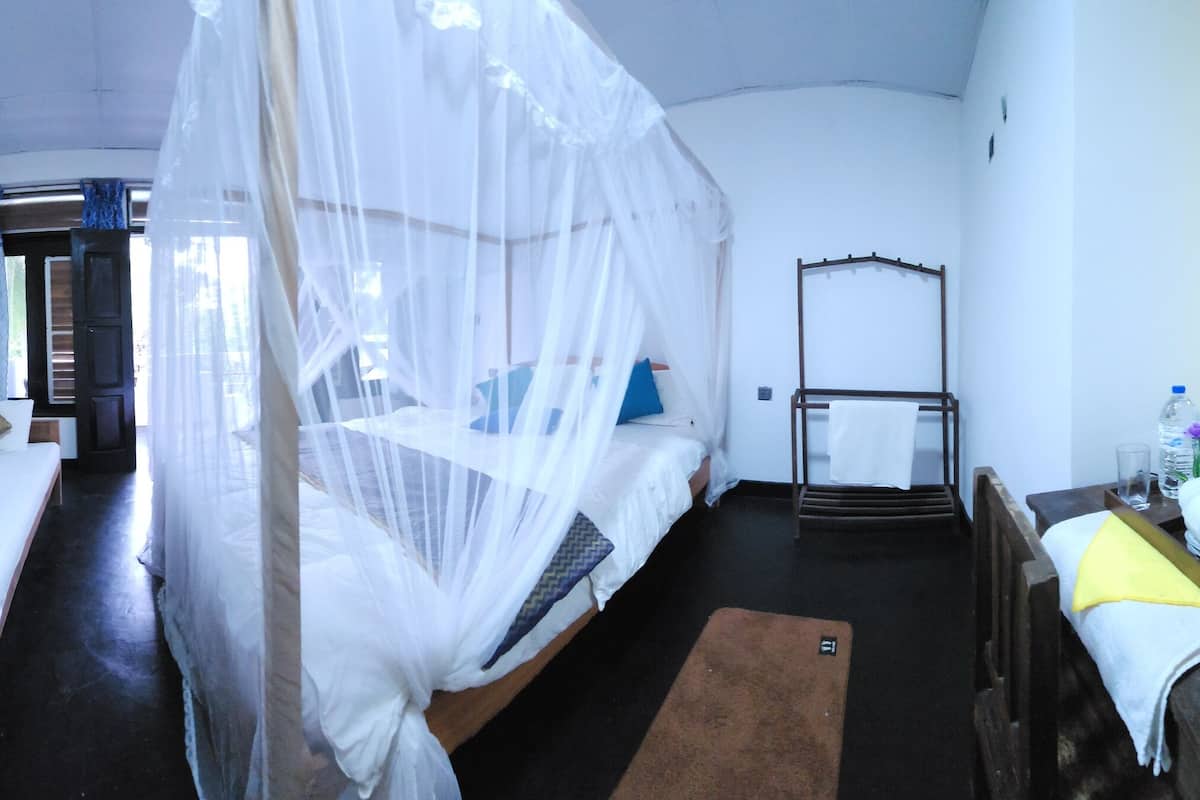 Schreibtisch, laptopgeeigneter Arbeitsplatz, Bügeleisen/Bügelbrett